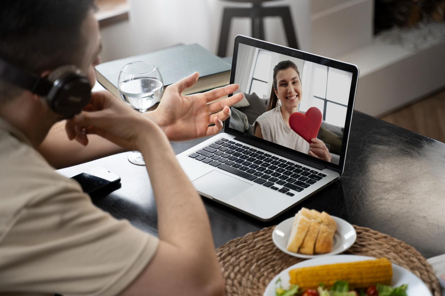 ¿Cómo superar un amor a distancia? Claves psicológicas para llevarlo mejor